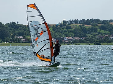 Windsurfer und Kitesurfer nahe dem Seezentrum Allmannsdorf am Großen Brombachsee (Fränkisches Seenland)