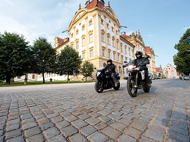 Motorradfahren am Deutschordensschloss (Fränkisches Seenland)