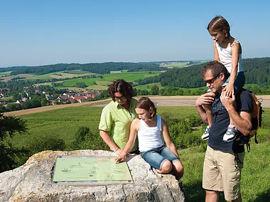 Wandern bei den Ruinen der Katharinenkapelle (Fränkisches Seenland)