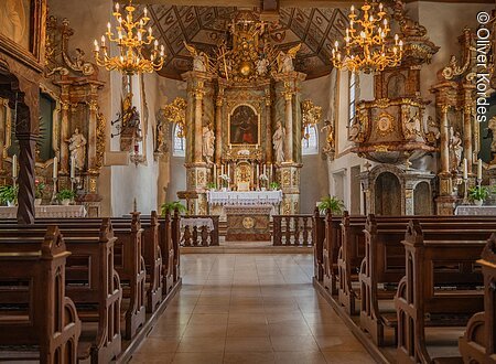 Marienkapelle (Ebermannstadt, Fränkische Schweiz) Innenraum einer barocken Kirche mit reich verziertem Altar, Holzbänken und Kronleuchtern.